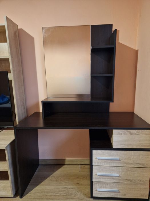 ТВ секция и тоалетка