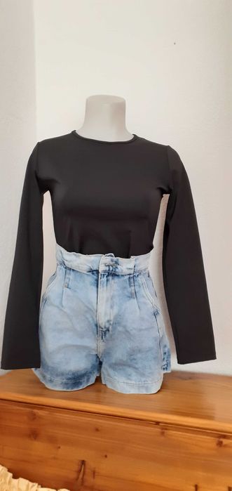 Къси панталони и официална блуза