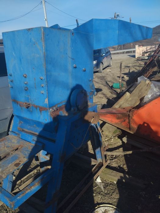 Moară cu ciocanele la tractor