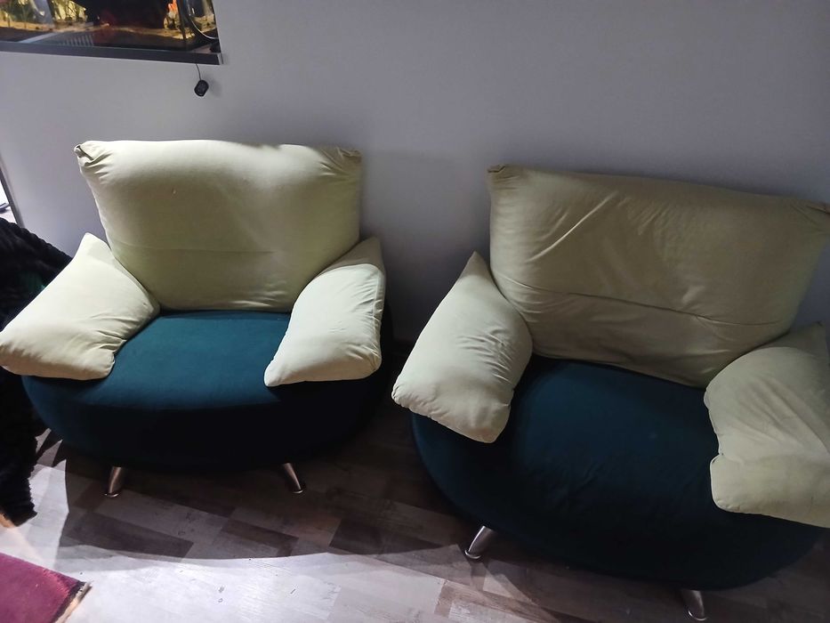 Masuta de cafe asi doua fotolii confortabile