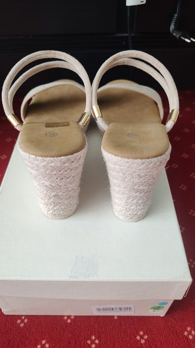 Sandale dama noi mărime 38 culoare crem