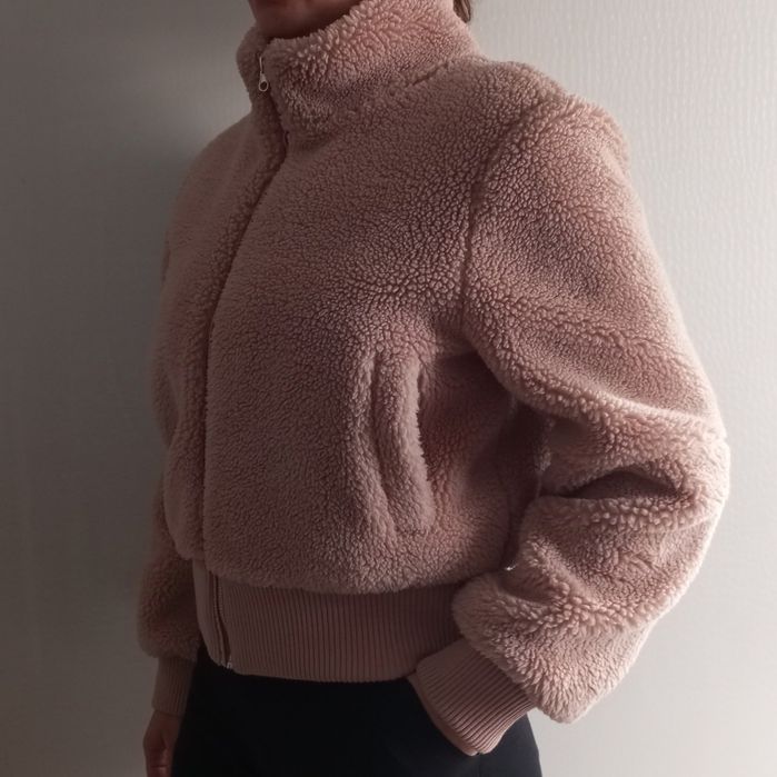 НОВАЯ ФИРМЕННАЯ привозная курточка! На девочку/ девушку 42-46 размера.