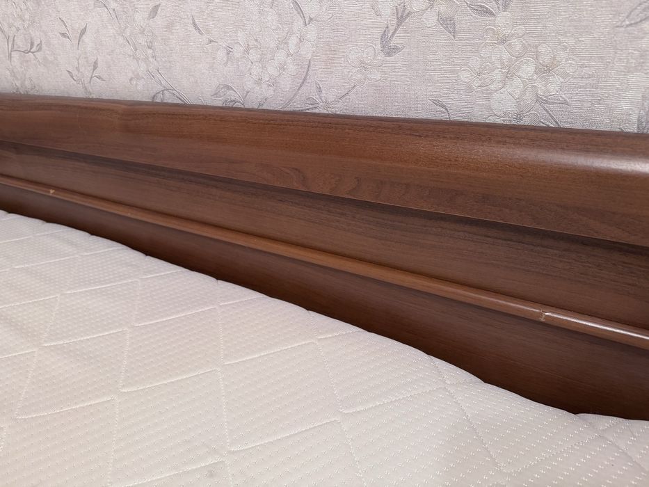 Двуспальная кровать с матрасом