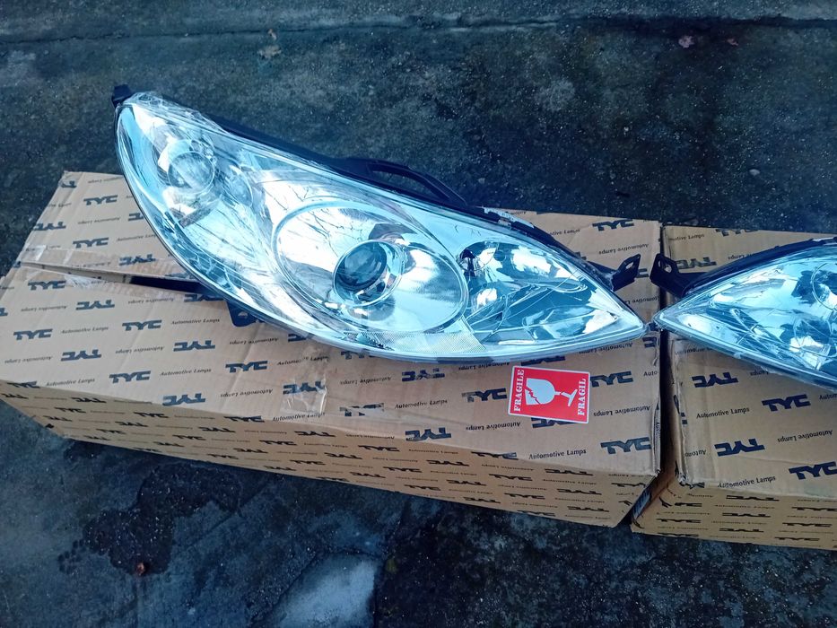 Фар Пежо 407 НОВ