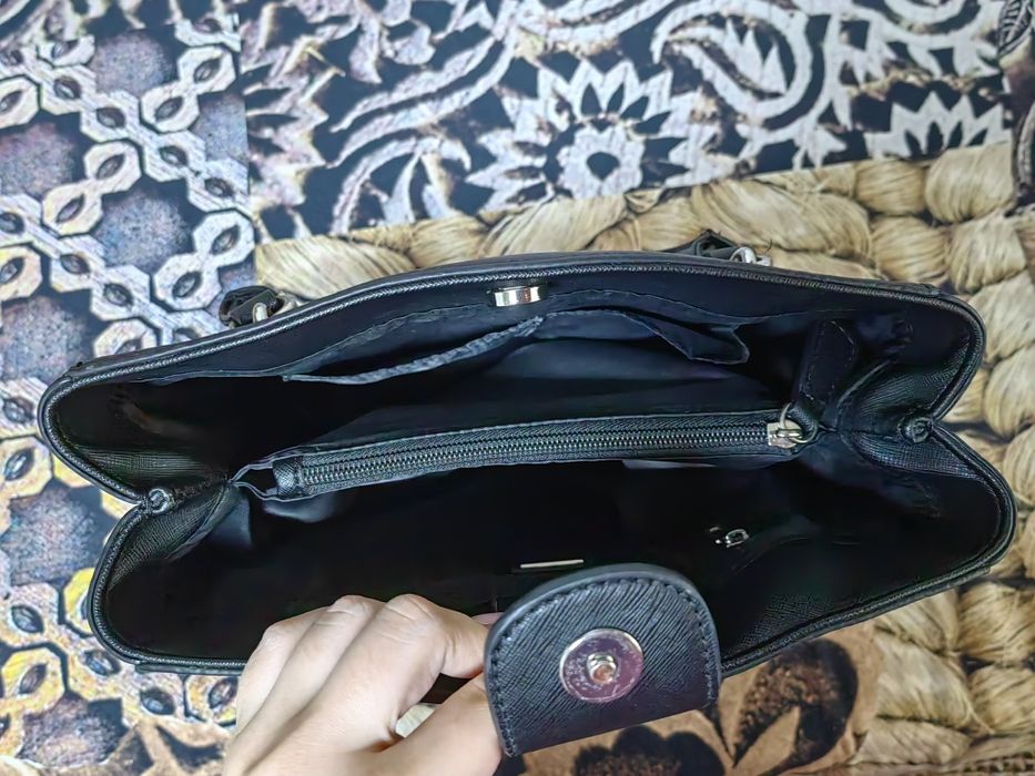 Черна чантичка Guess