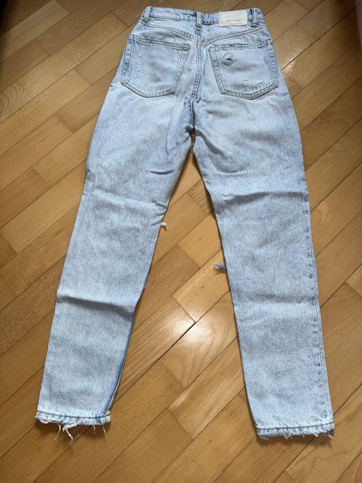 Blugi Bershka rupti