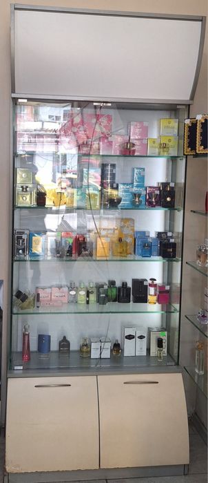 Витрини, кубчета и бюро