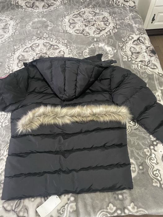 Vand geaca Canada Goose noua