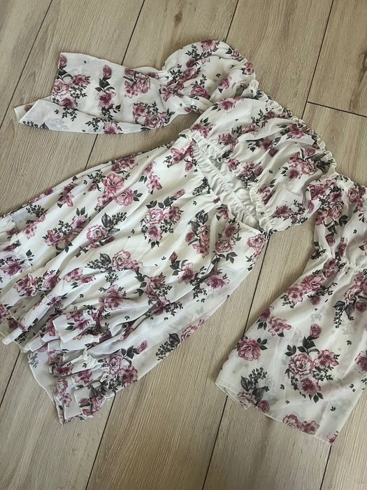 Рокля на цветя с паднали рамене