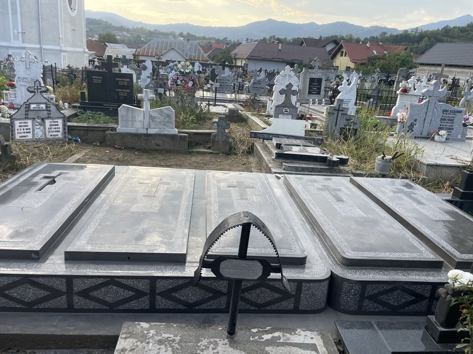 Monumente funerare