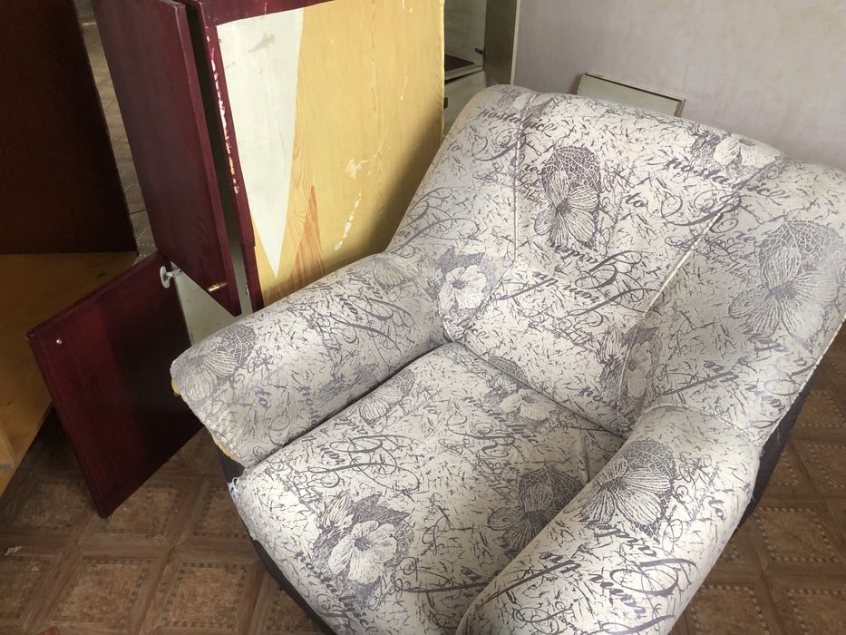 Отдам шкафы и два кресла бесплатно