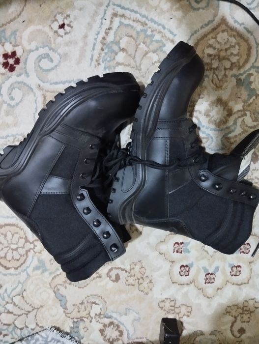 Подам берцы новые черные