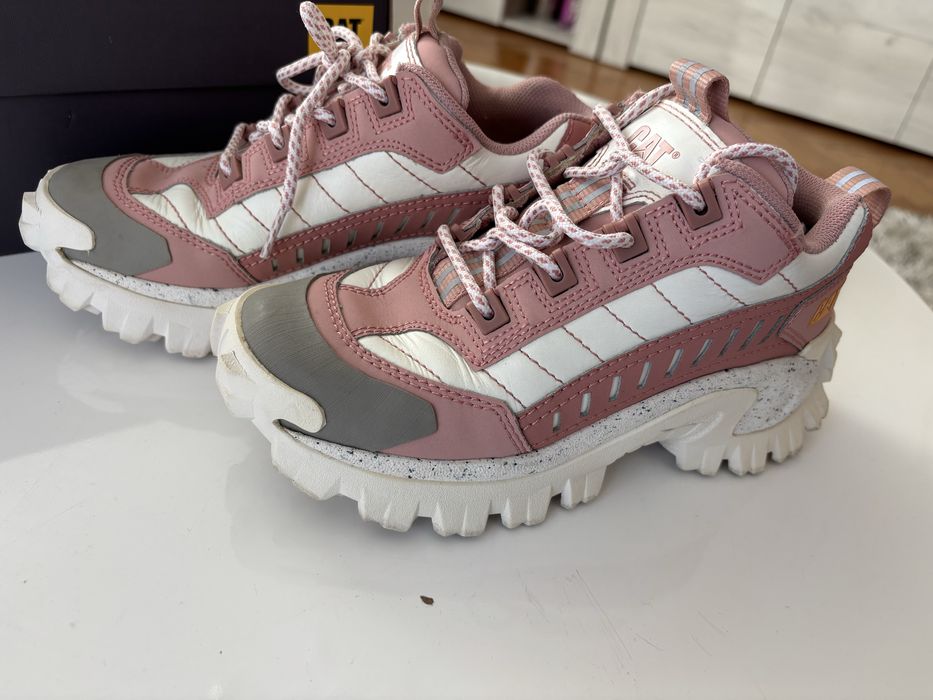 Sneakers caterpillar