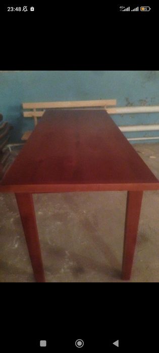 Деревянные столы с лавочками