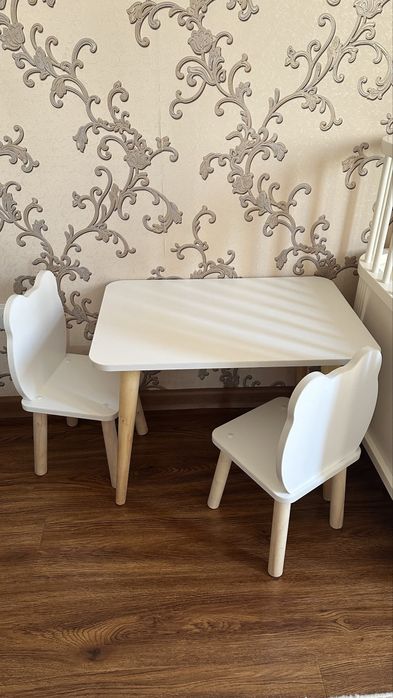 Детская стол и 2 стулья