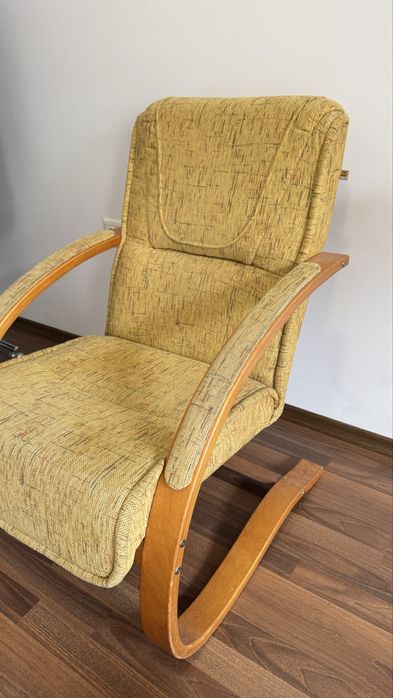 2 броя фотьойли с дървени извивки – супер удобни и стилни