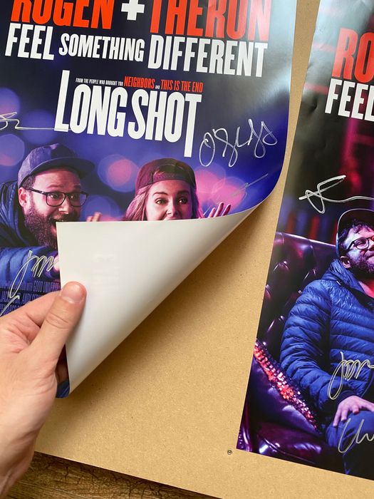 Postere Long Shot cu autografe semnate de Charlize Theron, Seth Rogen