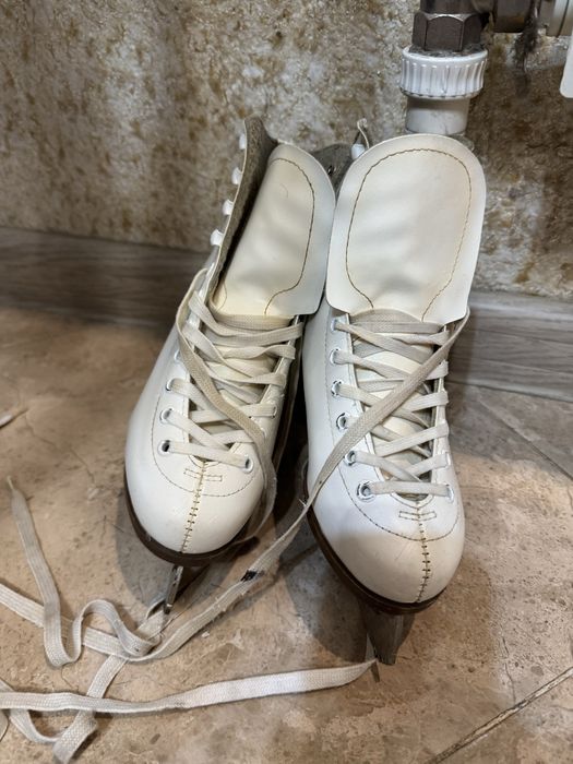 Продам коньки кожаные 36 размер