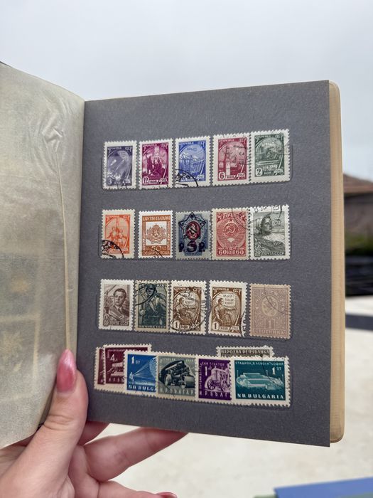 Малък класьор с различни пощенски марки