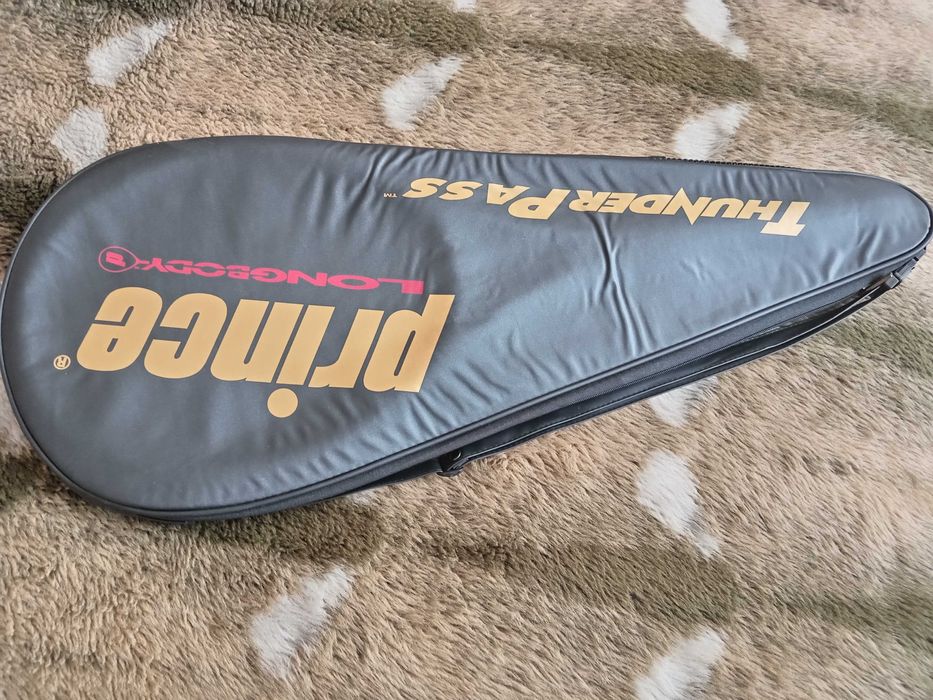 Спортивная теннисная ракетка и комплект