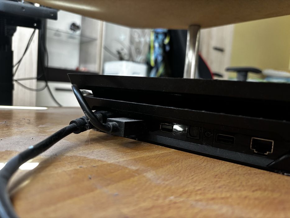 Ps 4 pro 1TB с 2 акаунта