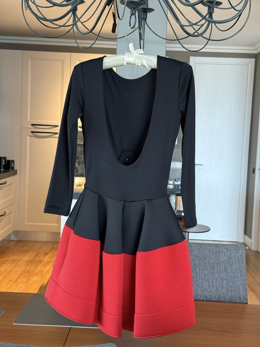 Рокля с гол гръб