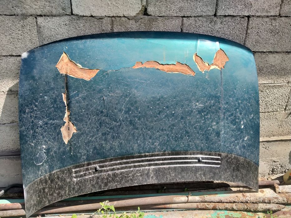 Продам капот  mitsubishi space runner