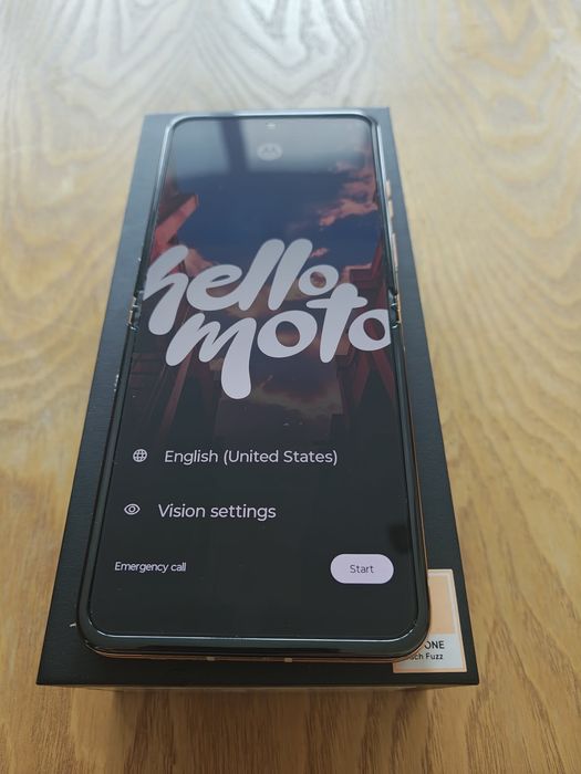 Motorola Razr 40 Ultra 5G – PANTONE Peach Fuzz – 8GB/256GB – перфектно състояние