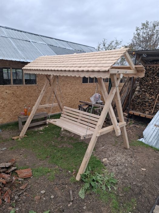 Balansoare si fântâne din lemn masiv