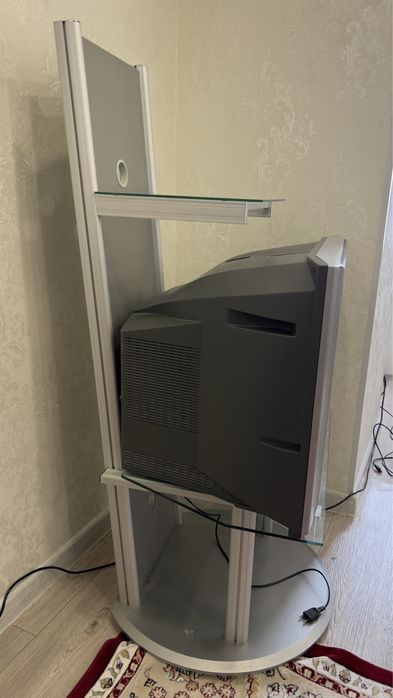 Телевизор с подставкой