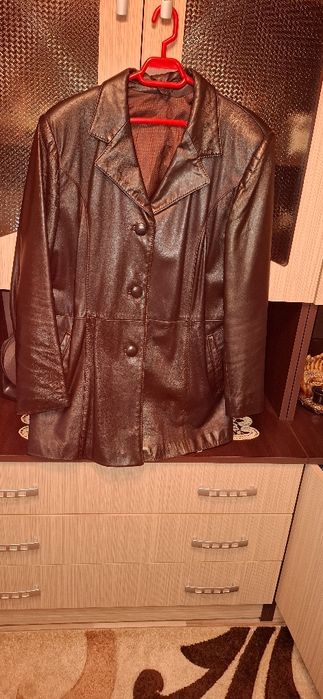 Vand haine de piele în stare buna