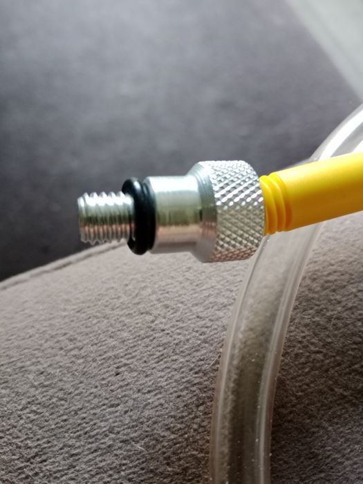 Насос для замены масла в редукторе.