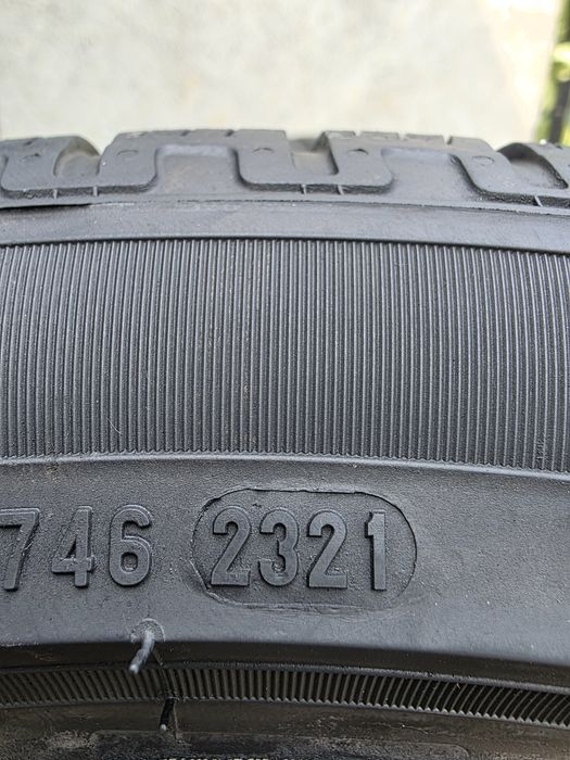 Vând două anvelope de iarna pirelli  305 35 21  dot 2321