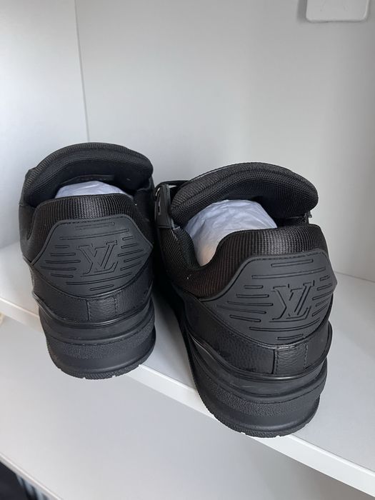Adidasi LV trainer masura 45 pe stock