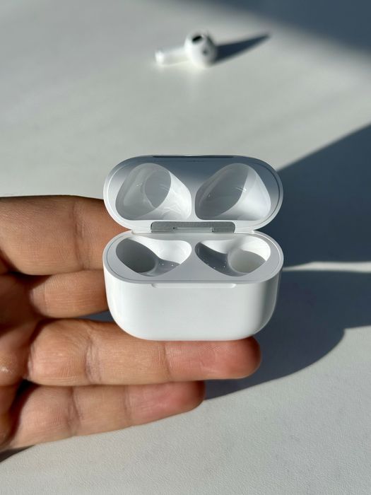Кейс и правый наушник Apple Airpods 4 ANC в идеальном состоянии