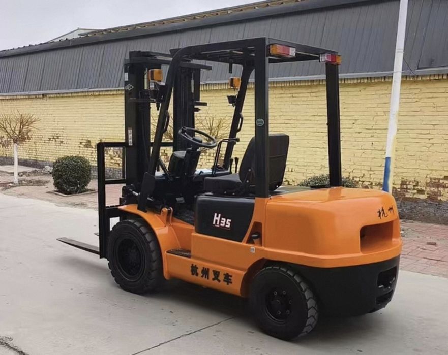 Почти новый б/у погрузчик, мало работал, прямая поставка из Китая.

По