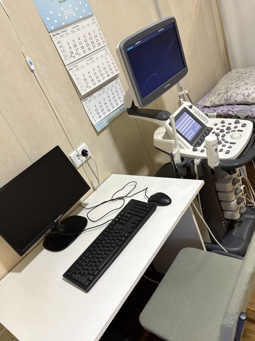 Zamonaviy UTT (UZI) aparati . Xolati alo darajada . Bir kishi ishlatga