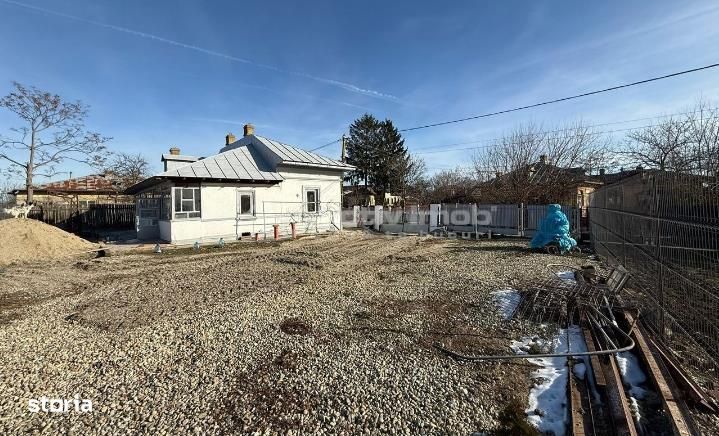 Casa individuala reconditionata partial-Teren 900 mp-Toate utilitatile