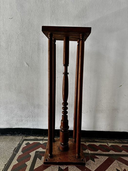 Piedestal lemn masiv- suport decorativ vintage