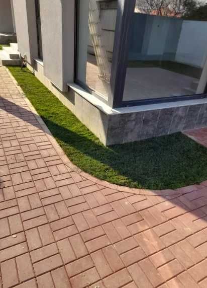 Lucrare Completă cu Gazon Rulou și Sistem Irigare