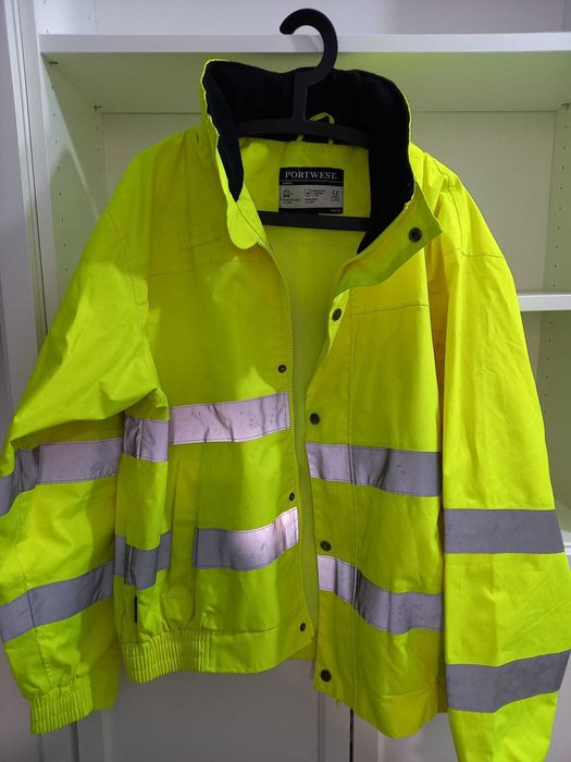 Echipament de lucru, rezistent la ploaie si vant