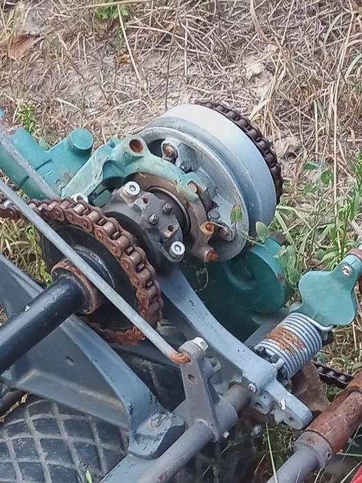 John Deere tuns iarba