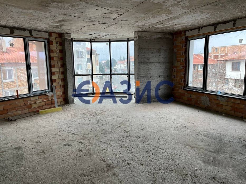 Жилищна сграда с търговски площи в гр.Поморие, 900кв. м., 855 000 евро