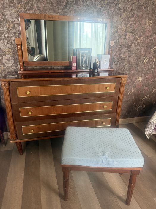 Срочно мебель из натурального красного дерева