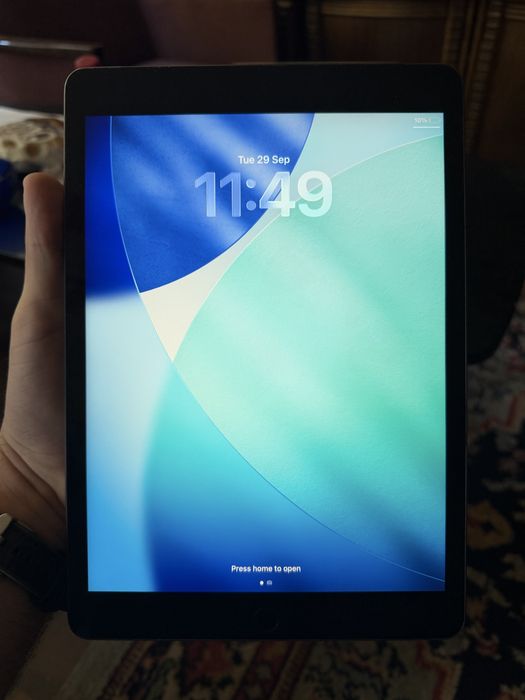 iPad Generatia 9 , intact cu Husa tastatura si Creion Digital