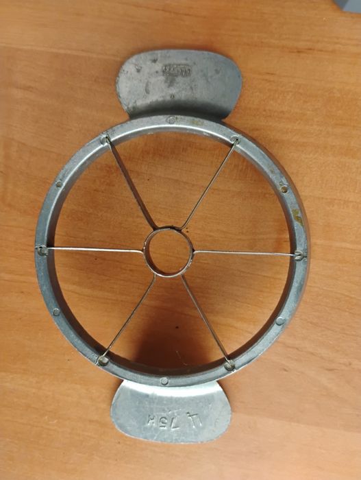 Ретро резачка за ябълки