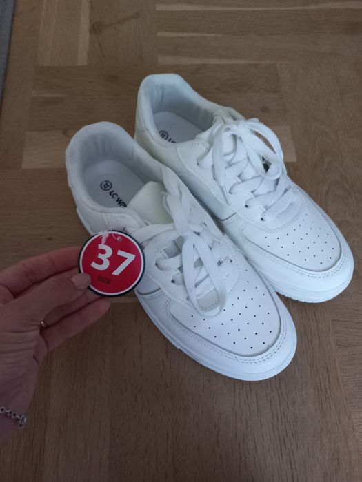 Бели кецове от WC Laikiki