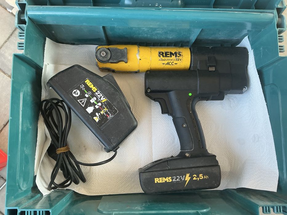 Vind presa sertizare Rems Mini-Press 22V cu incarcator si acumulator 2,5 ah totul la cutie