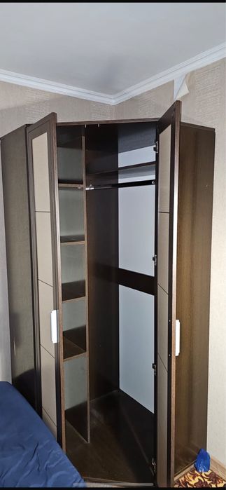 Угловой шкаф вместительный