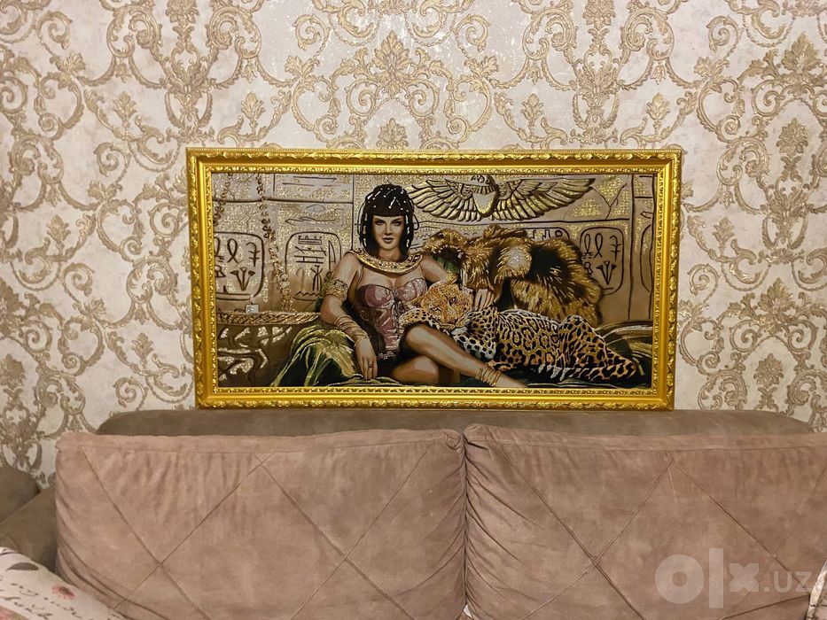 Картина в золотой раме в египетском стиле